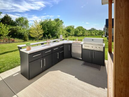 Emory | Corner Outdoor Kitchen Island with Bar Seating & Built-In Grill – Bar Right